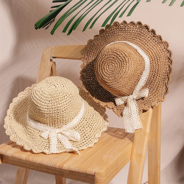 Đội mũ rộng vành giúp bạn che bớt nắng 